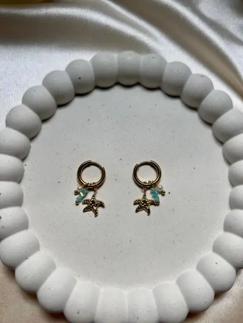 עגילי צ׳ארמים בניחוח ים שמחכים לכם באתר🐚🐋