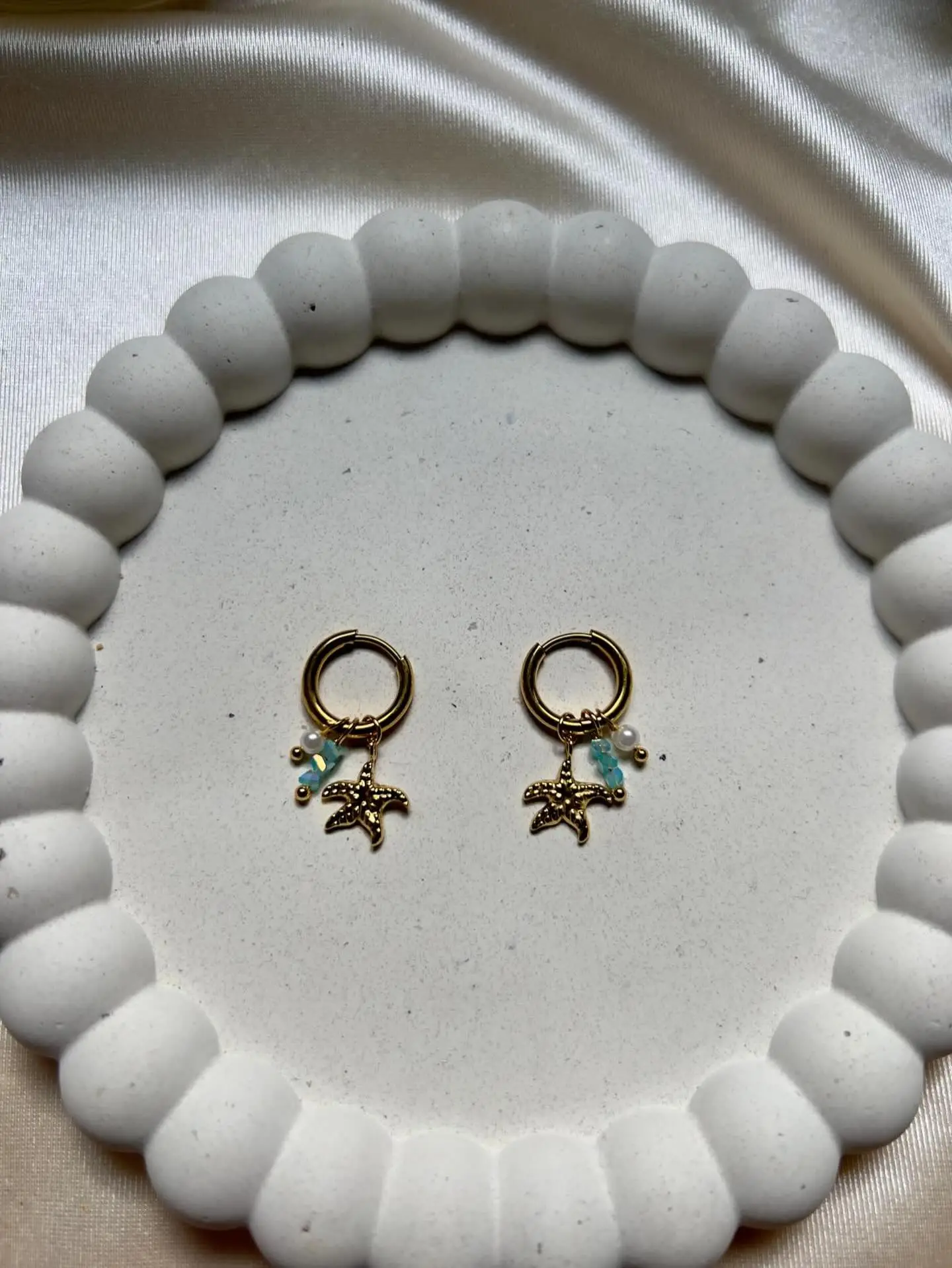 עגילי צ׳ארמים בניחוח ים שמחכים לכם באתר🐚🐋