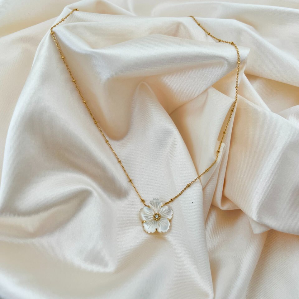 שרשרת סאקורה לבנה